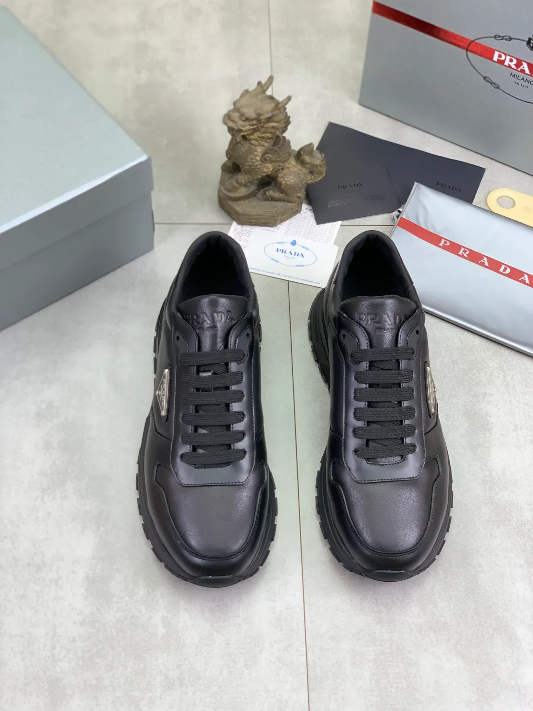 Men's shoes 💰P540 new (higher version) new PRADA (Prada) classic models are on the market at the same time, new men's shoes, 😘fabrics are selected from original imported calfskin. First layer of imported cowhide lining. The original version is awesome! 👍🏿Original open-molded non-slip PU outsole, with exquisite lines, simple and elegant, super comfortable and classy on foot, suitable for leisure travel. Code number: 38-45 (46 customized) 4️⃣ colors available